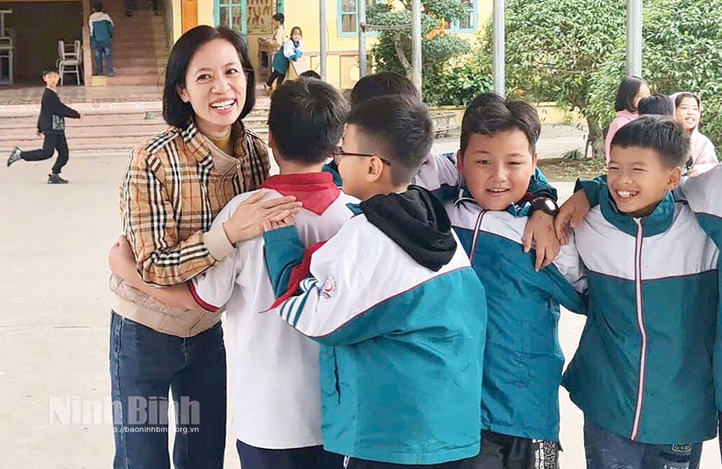 “Mỗi ngày đến trường là một ngày vui” của học sinh Trường Tiểu học Nghĩa Tân (xã Quỹ Nhất).