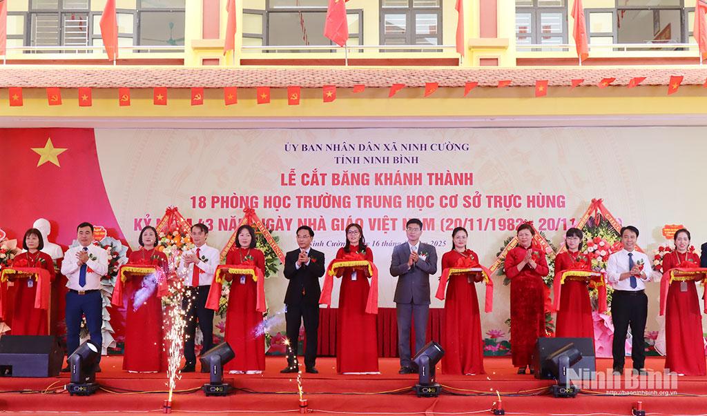 Các đại biểu và lãnh đạo Trường THCS Trực Hùng cắt băng khánh thành 18 phòng học mới.