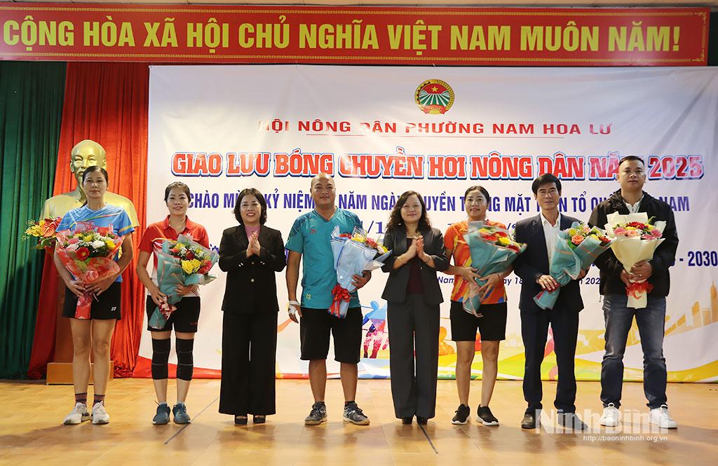 Lãnh đạo phường Nam Hoa Lư tặng hoa chúc mừng các đội tuyển tham dự Chương trình Giao lưu bóng chuyền hơi Nông dân năm 2025.