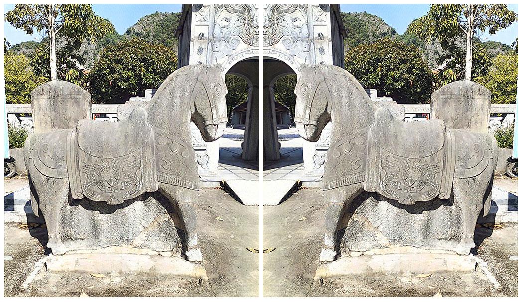 Đôi ngựa đá cổ ở đền Thái Vi.