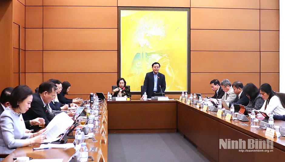 Đoàn ĐBQH tỉnh Ninh Bình thảo luận tại Tổ số 10 cùng Đoàn ĐBQH tỉnh Quảng Trị.