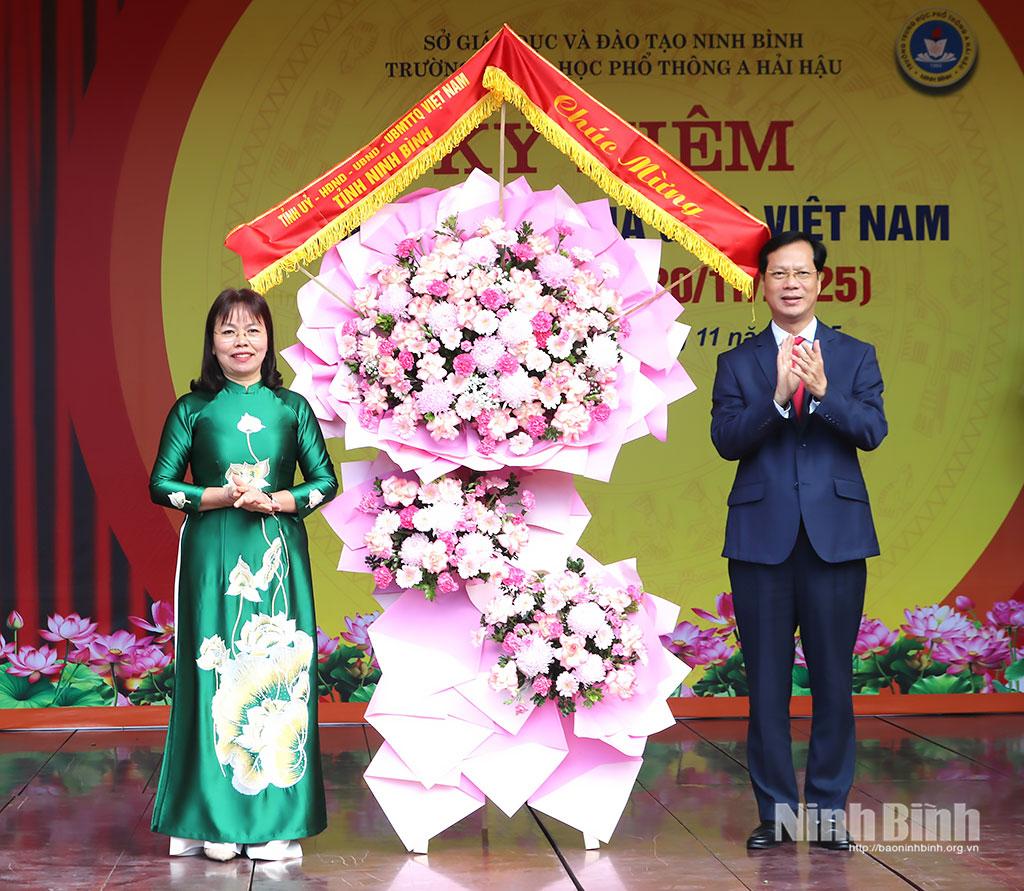 Đồng chí Nguyễn Anh Tuấn, Ủy viên Ban Thường vụ Tỉnh ủy, Chủ nhiệm Uỷ ban Kiểm tra Tỉnh ủy tặng hoa chúc mừng thầy, cô giáo Trường THPT A Hải Hậu nhân Kỷ niệm 43 năm Ngày Nhà giáo Việt Nam. Ảnh: Diệu Linh