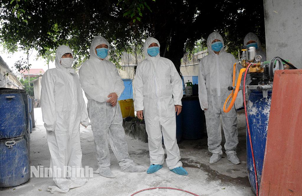 Lực lượng chức năng của tỉnh kiểm tra công tác phòng, chống bệnh dịch tả lợn châu Phi tại địa bàn xã Nghĩa Sơn. Ảnh: Văn Đại