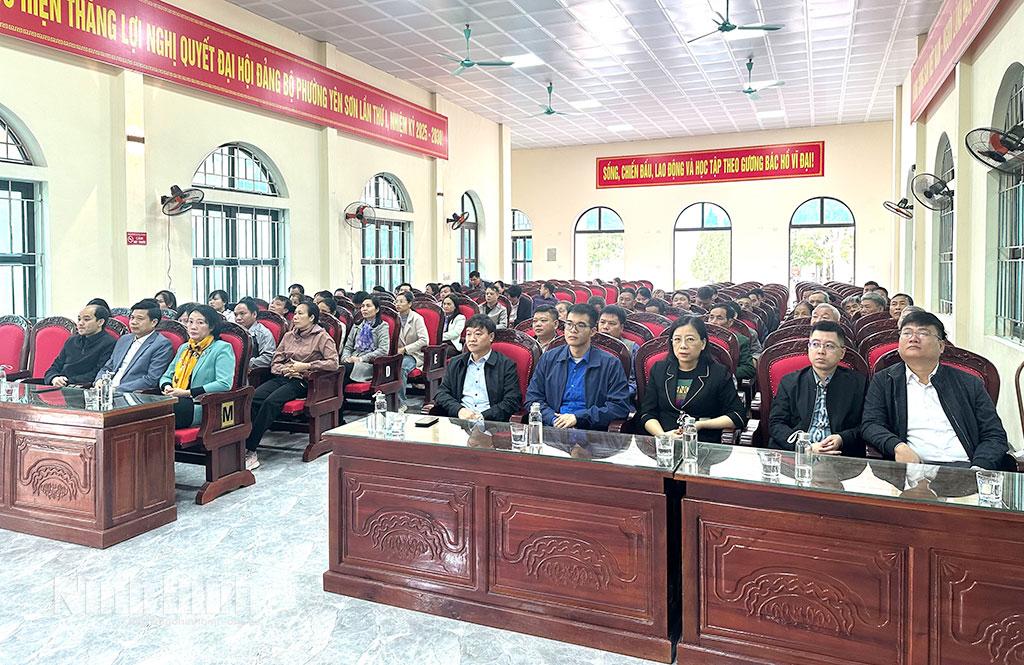 Các đại biểu dự lễ ra mắt "Tuyến đường cây xanh".