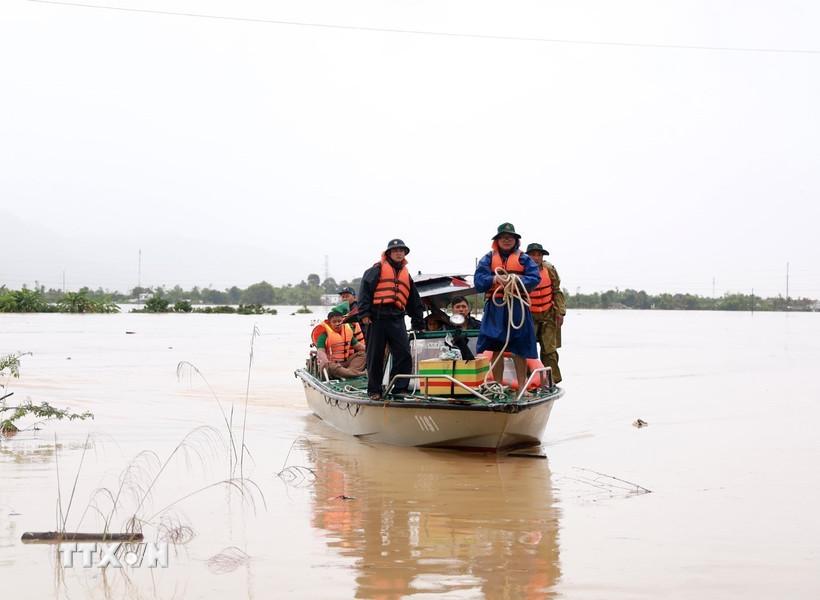 Người dân xã Suối Hiệp, tỉnh Khánh Hòa được lực lượng cứu hộ sử dụng phương tiện chuyên dụng đưa đến nơi an toàn. (Ảnh: Xuân Triệu/TTXVN)