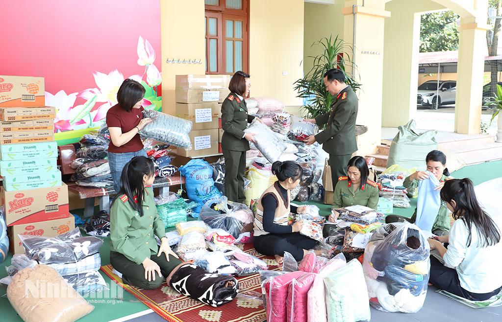 Cán bộ, chiến sĩ Phòng An ninh kinh tế chuẩn bị hàng hóa hỗ trợ đồng bào miền Trung, Tây Nguyên khắc phục hậu quả mưa lũ.