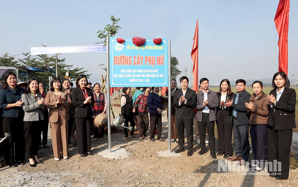 Các đại biểu thực hiện nghi thức gắn biển công trình “Đường cây phụ nữ”.