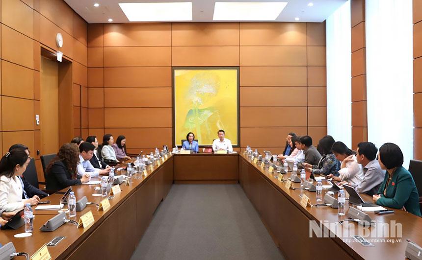 Đoàn ĐBQH tỉnh Ninh Bình tham dự thảo luận tại Tổ số 10 cùng với Đoàn ĐBQH tỉnh Quảng Trị.