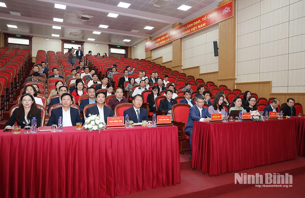 Các đại biểu dự buổi làm việc.