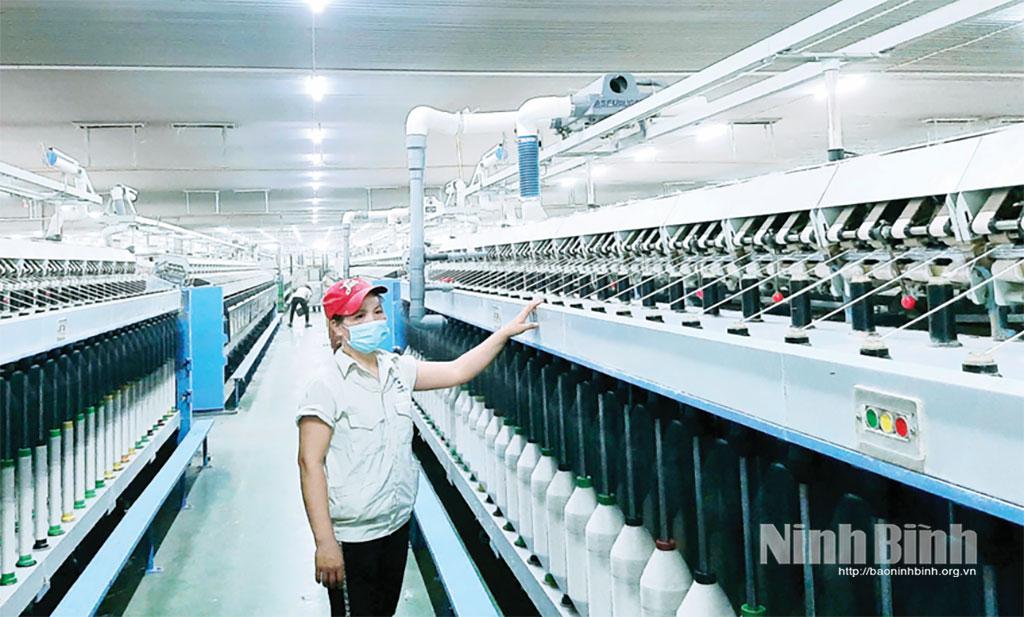 Dây chuyền sản xuất tại Công ty TNHH Dệt Hà Nam (Khu công nghiệp Châu Sơn).