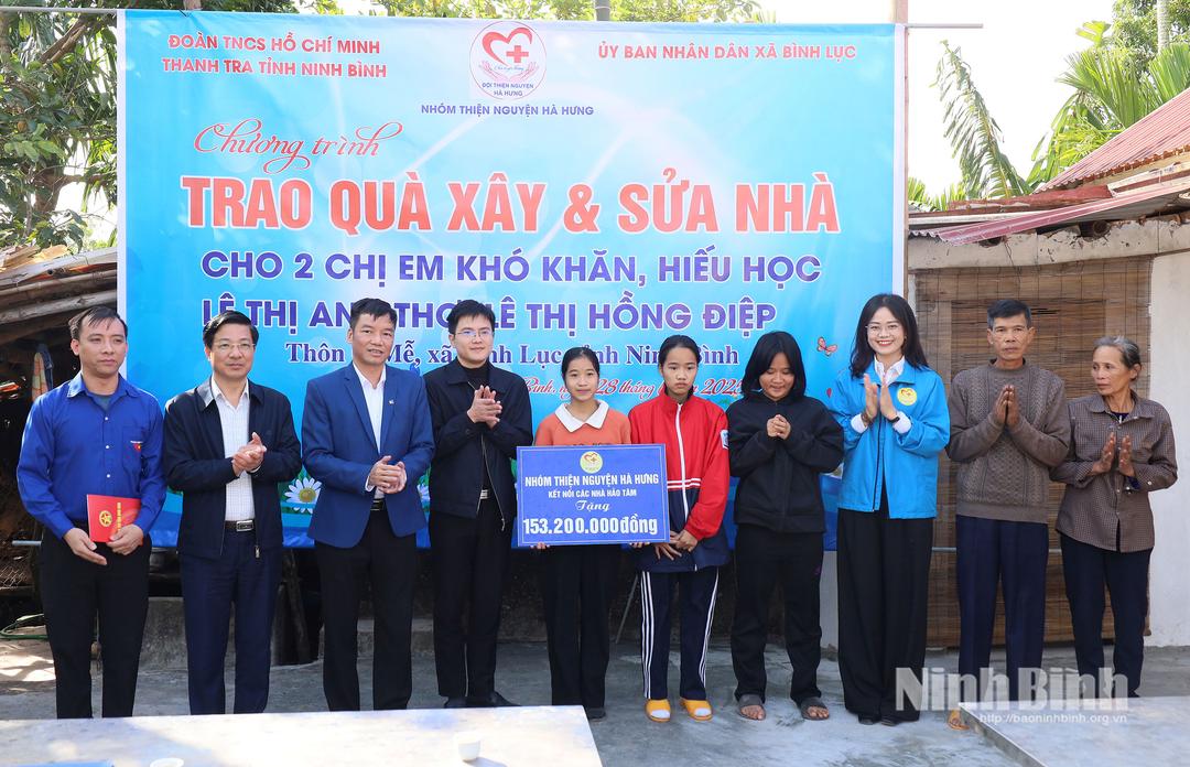 Lãnh đạo Thanh tra tỉnh, lãnh đạo xã Bình Lục, nhóm thiện nguyện Hà Hưng trao kinh phí cho 2 cháu và gia đình.