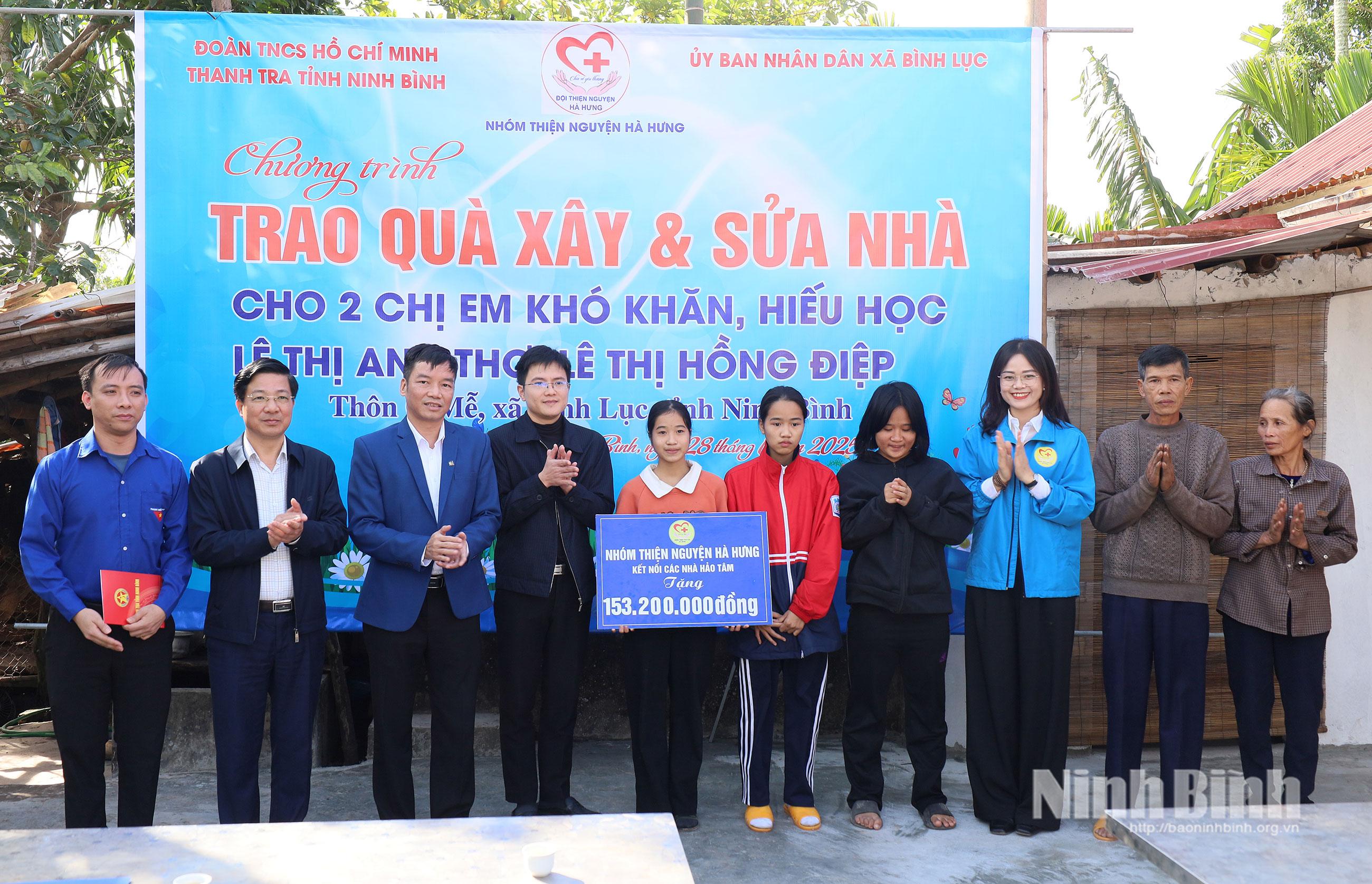 Lãnh đạo Thanh tra tỉnh, lãnh đạo xã Bình Lục, nhóm thiện nguyện Hà Hưng trao kinh phí cho 2 cháu và gia đình.