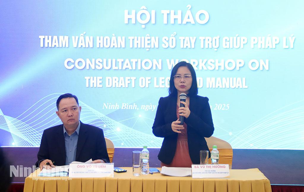 TBà Vũ Thị Hường, Phó Cục trưởng Cục Phổ biến, giáo dục pháp luật và Trợ giúp pháp lý phát biểu tại hội thảo.