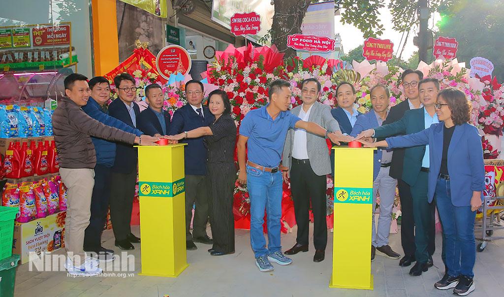 Các đại biểu bấm nút khai trương siêu thị.