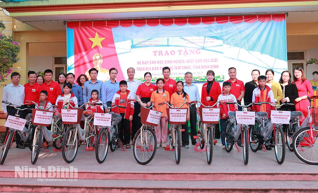 Đại diện lãnh đạo UBND phường cùng nhà tài trợ trao tặng xe đạp cho các em học sinh có hoàn cảnh khó khăn học giỏi trên địa bàn phường.