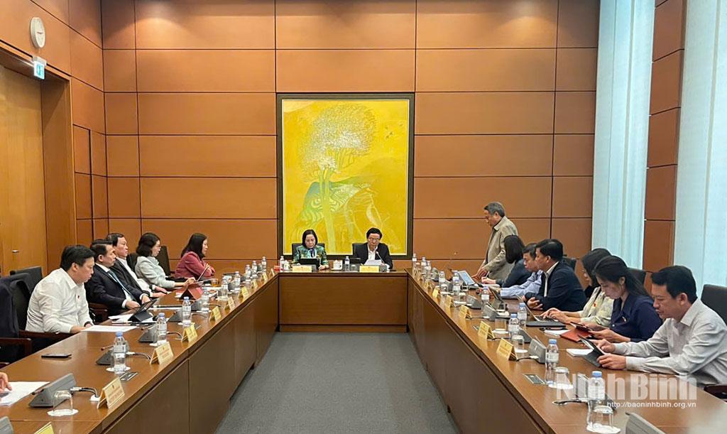 Đoàn ĐBQH tỉnh Ninh Bình thảo luận tại Tổ số 10 cùng Đoàn ĐBQH tỉnh Quảng Trị.