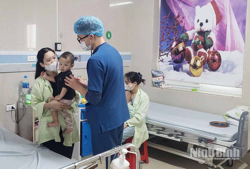 Bác sỹ thăm khám cho bệnh nhi đang điều trị tại Khoa Hồi sức tích cực-Chống độc (Bệnh viện Sản-Nhi tỉnh Ninh Bình).