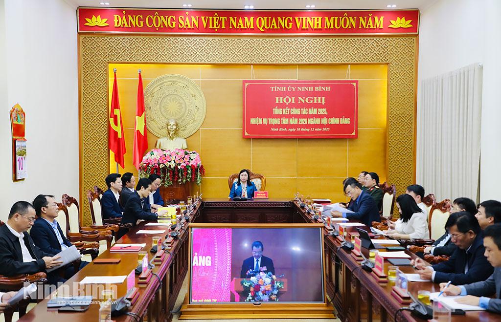 Đồng chí Đinh Thị Lụa, Phó Bí thư Thường trực Tỉnh uỷ dự, chủ trì hội nghị tại điểm cầu tỉnh Ninh Bình.