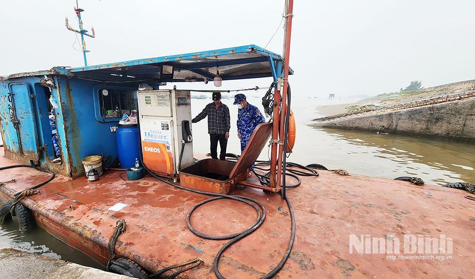 Tàu chở dầu không rõ nguồn gốc bị lực lượng chức năng tạm giữ.