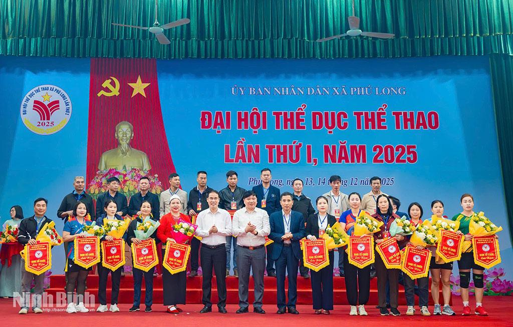 Các đồng chí lãnh đạo xã Phú Long tặng hoa và cờ lưu niệm cho đại diện các đội tham gia thi đấu tại Đại hội.