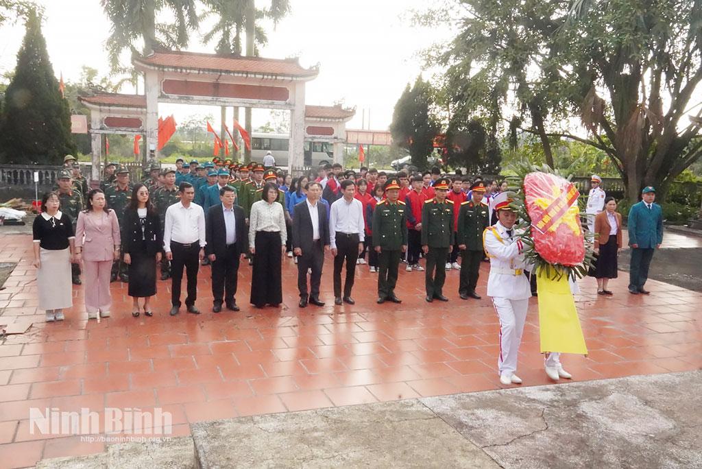 Các đại biểu dâng hoa, dâng hương tại Nghĩa trang liệt sỹ Mỹ Trung, phường Thiên Trường.