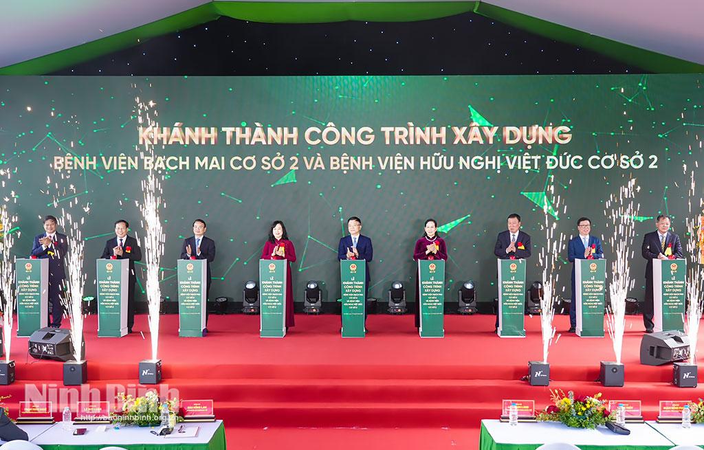 Các đại biểu thực hiện nghi thức khánh thành công trình xây dựng Bệnh viện Bạch Mai cơ sở 2 và Bệnh viện Hữu nghị Việt Đức cơ sở 2. Ảnh: Đức Huy
