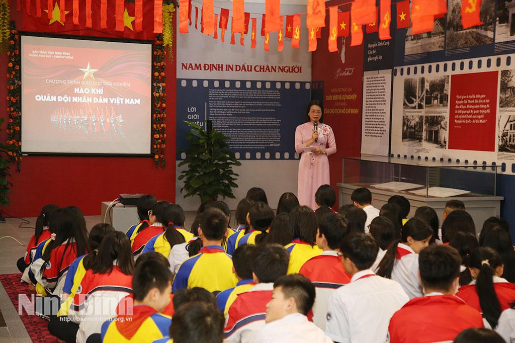 Học sinh Trường THCS Trần Bích San tìm hiểu về lịch sử truyền thống Quân đội Nhân dân Việt Nam. Ảnh: Nguyễn Hương