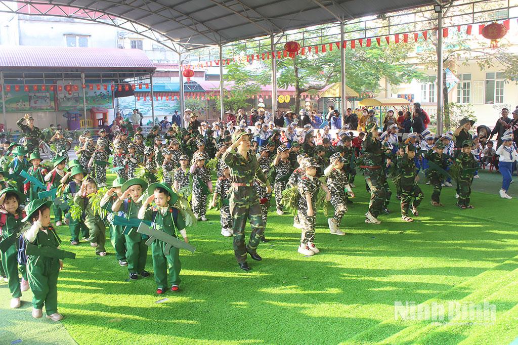 Các bé mầm non tham gia đồng diễn tại chương trình trải nghiệm.