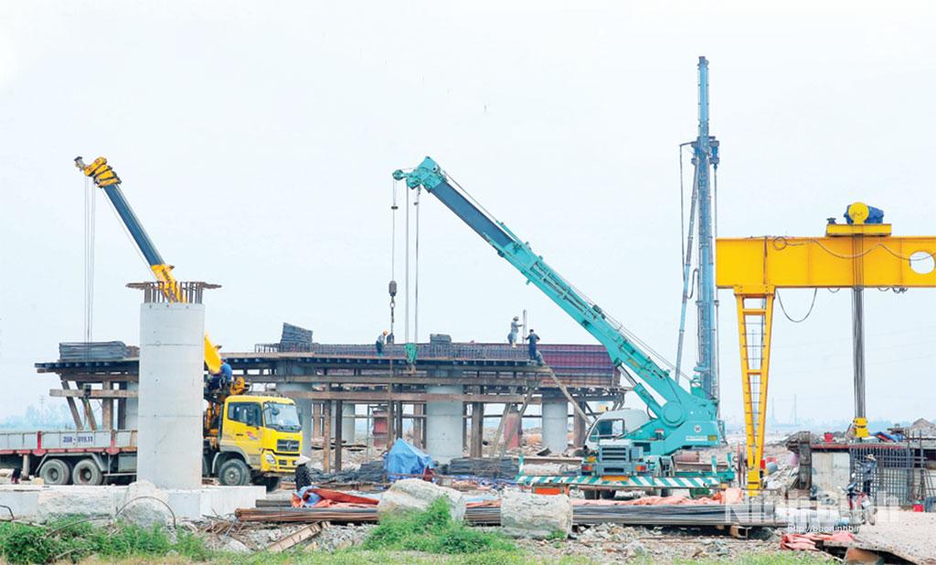 Nhà thầu tập trung nhân lực, máy móc đẩy nhanh tiến độ thi công Dự án đầu tư xây dựng tuyến đường bộ cao tốc Ninh Bình - Hải Phòng.