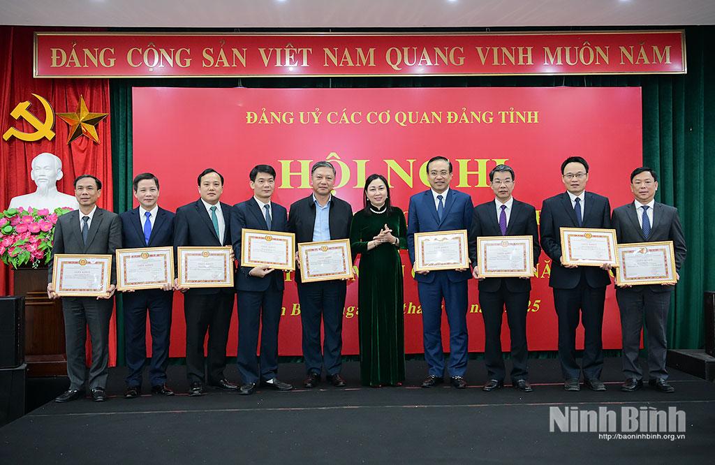 Đồng chí Đinh Thị Lụa, Phó Bí thư Thường trực Tỉnh ủy, Bí thư Đảng ủy các cơ quan Đảng tỉnh trao tặng Giấy khen cho các đảng viên hoàn thành xuất sắc nhiệm vụ tiêu biểu năm 2025.