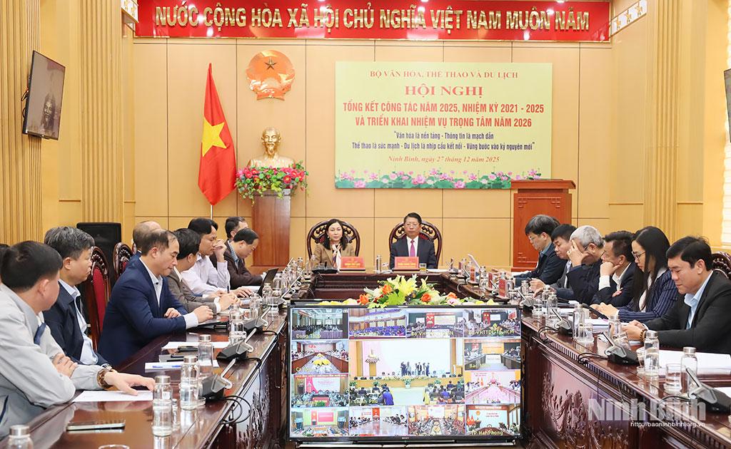 Các đại biểu dự hội nghị tại điểm cầu UBND tỉnh Ninh Bình.