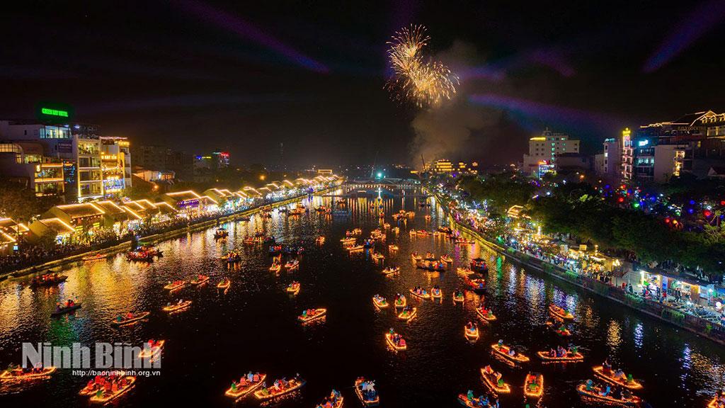 Màn pháo hoa rực rỡ trên bầu trời phố cổ Hoa Lư, gửi gắm những ước vọng về một năm mới an khang, thịnh vượng. Ảnh: Ngọc Linh