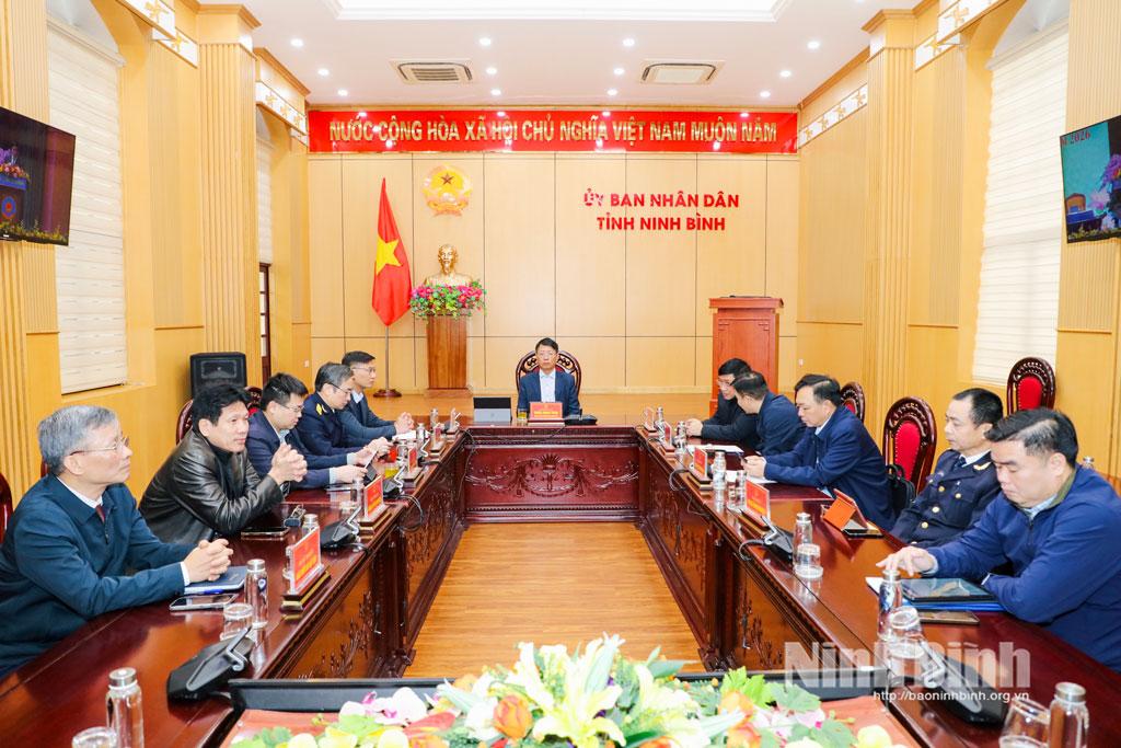 Đồng chí Trần Song Tùng, Ủy viên Ban Thường vụ Tỉnh ủy, Phó chủ tịch Thường trực UBND tỉnh chủ trì hội nghị tại điểm cầu tỉnh Ninh Bình.