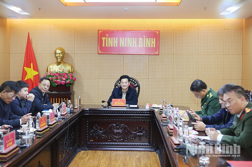 Đồng chí Trần Anh Dũng, Ủy viên Ban Thường vụ Tỉnh ủy, Phó Chủ tịch UBND tỉnh, Trưởng BCĐ IUU tỉnh tham dự hội nghị trực tuyến tại điểm cầu tỉnh Ninh Bình.