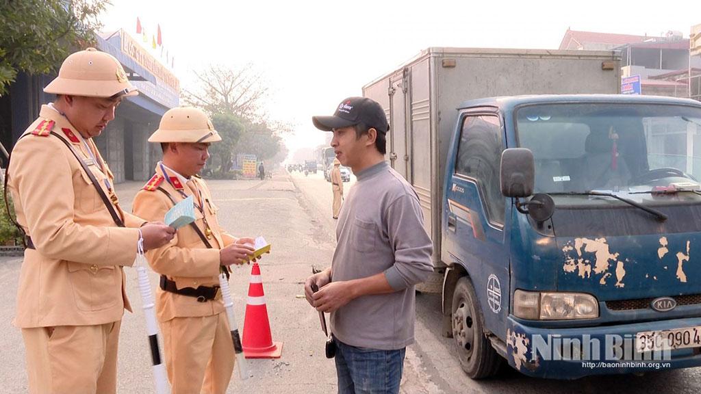 Lực lượng Cảnh sát giao thông Công an tỉnh tăng cường xử lý lái xe vi phạm về tốc độ khi tham gia giao thông.