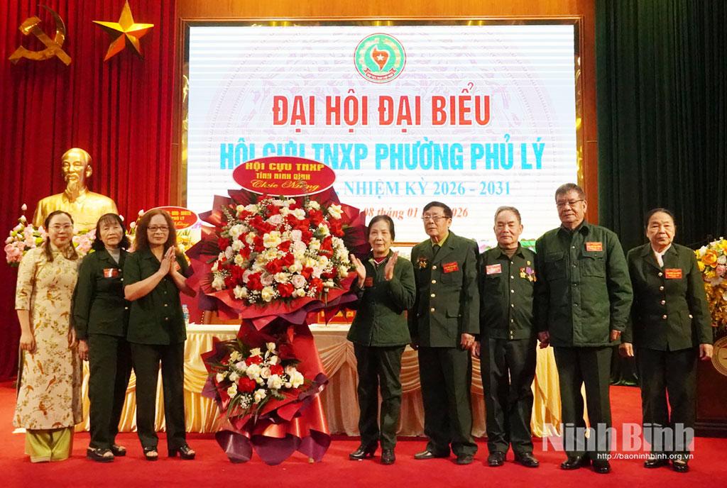 Lãnh đạo Hội Cựu TNXP tỉnh tặng hoa chúc mừng Đại hội.