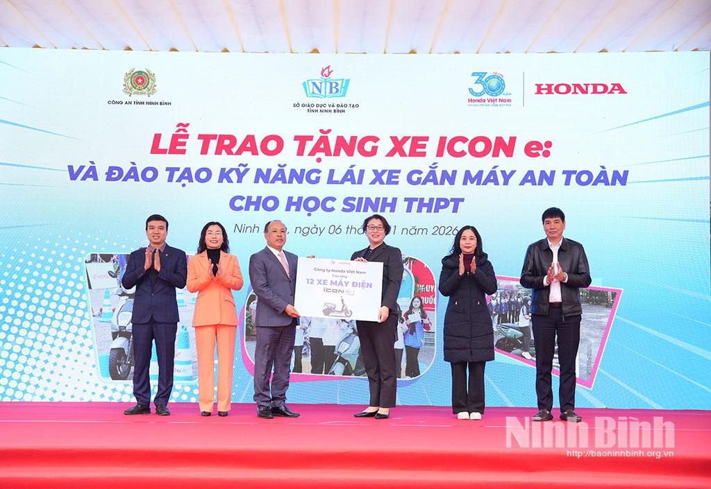 Đại diện Honda Việt Nam trao tặng 12 xe gắn máy điện Honda ICON e: cho 04 trường THPT tỉnh Ninh Bình.