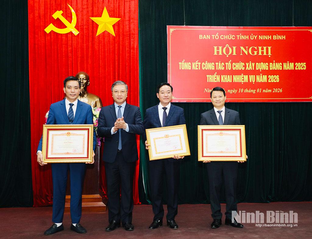 Đồng chí Đinh Việt Dũng, Ủy viên Ban Thường vụ Tỉnh ủy, Trưởng Ban Tổ chức Tỉnh ủy trao Bằng khen của Thủ tướng Chính phủ và Bằng khen của Ban Tổ chức Trung ương cho các cá nhân có thành tích xuất sắc.