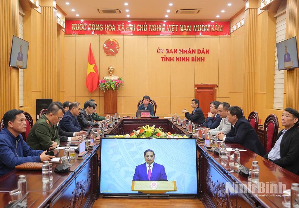 Đồng chí Trần Huy Tuấn, Phó Bí thư Tỉnh ủy, Chủ tịch UBND tỉnh chủ trì hội nghị tại điểm cầu tỉnh Ninh Bình.