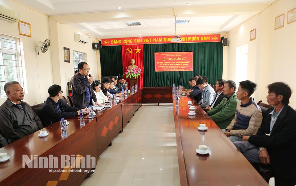 Các đại biểu đánh giá hiệu quả mô hình nuôi cá chạch bùn thương phẩm.