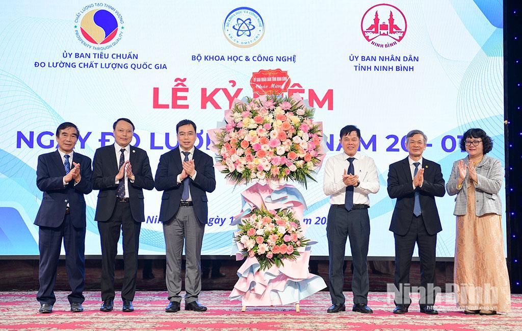 Đồng chí Vũ Trọng Quế, Tỉnh ủy viên, Giám đốc Sở Khoa học và Công nghệ tặng hoa chúc mừng Hội thảo.