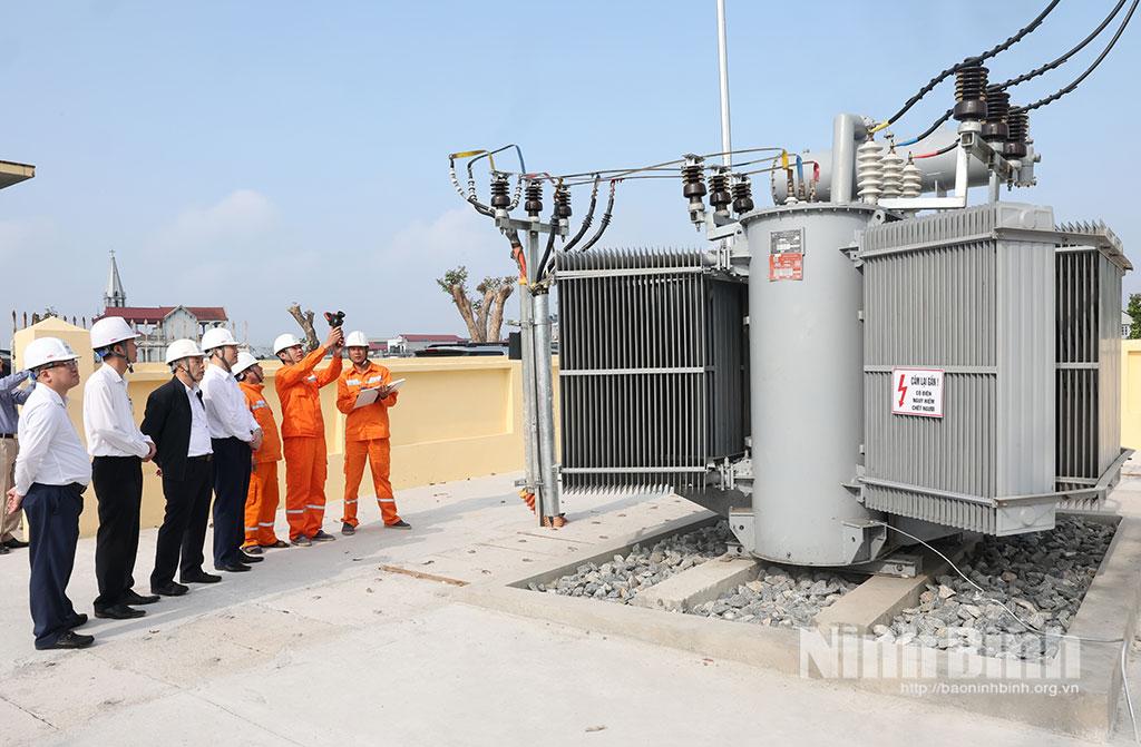 Lãnh đạo Công ty Điện lực Ninh Bình kiểm tra hệ thống biến thế tại Trạm bơm Cổ Đam (xã Phong Doanh).