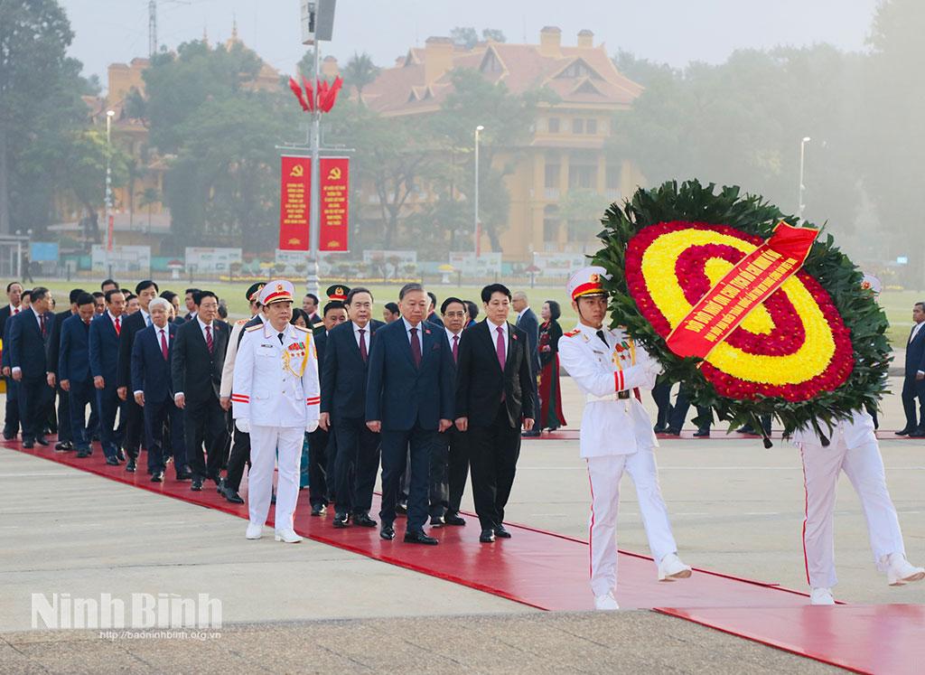 Tổng Bí thư Tô Lâm cùng các đồng chí lãnh đạo Đảng, Nhà nước dâng hoa tưởng niệm Chủ tịch Hồ Chí Minh.