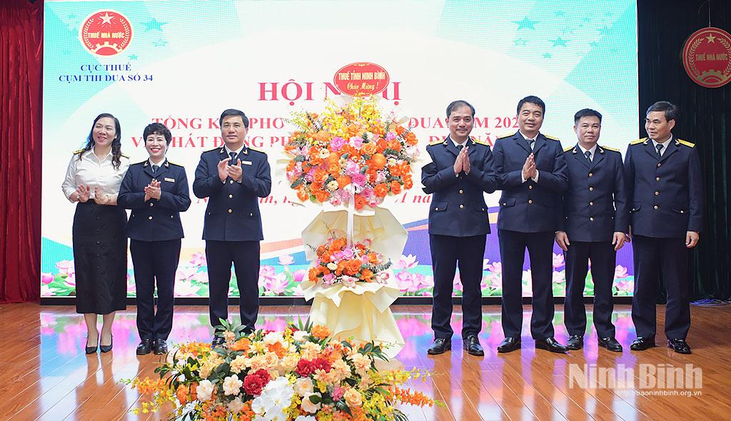 Lãnh đạo Thuế tỉnh Ninh Bình tỉnh tặng hoa chúc mừng Hội nghị.