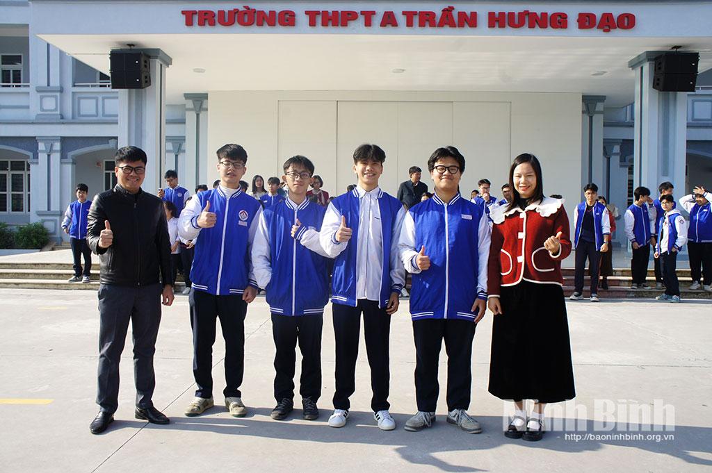 Đội tuyển học sinh giỏi môn Vật lý Trường THPT A Trần Hưng Đạo.