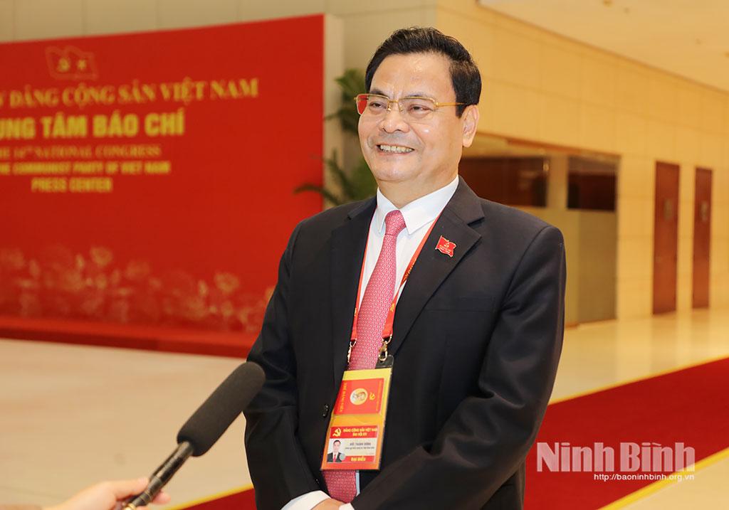 Đồng chí Bùi Thành Đông, Tỉnh ủy viên, Bí thư Đảng ủy phường Hoa Lư (Đoàn đại biểu Đảng bộ tỉnh Ninh Bình dự Đại hội XIV của Đảng) trả lời phỏng vấn.