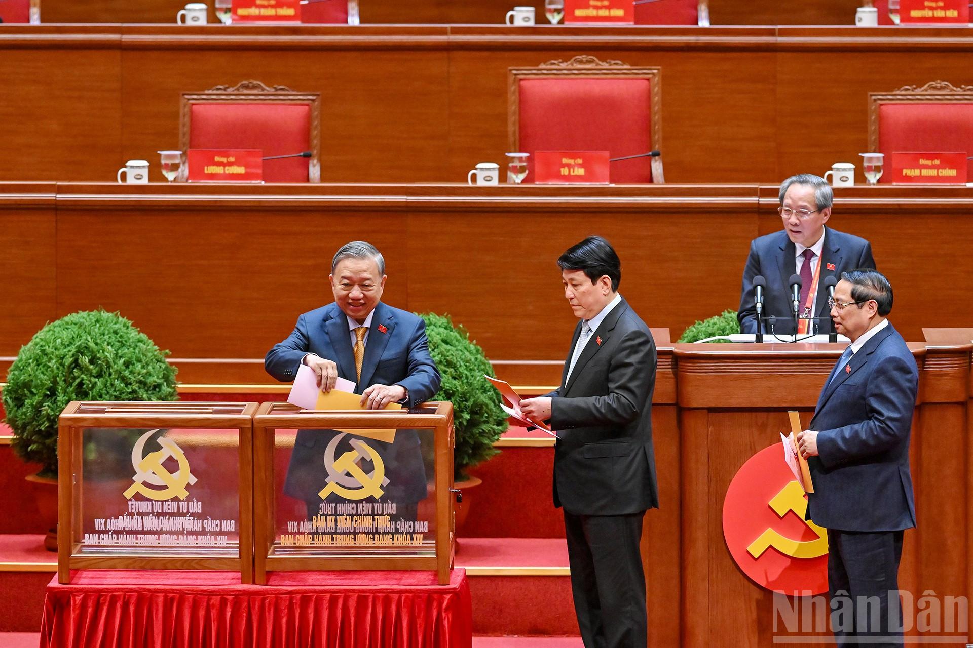 Tổng Bí thư Tô Lâm bỏ phiếu bầu Ủy viên Trung ương chính thức và Ủy viên dự khuyết Ban Chấp hành Trung ương Đảng khóa XIV. Ảnh: Nhân Dân