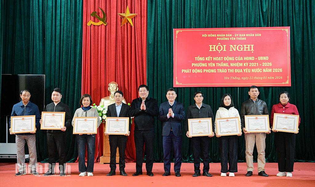 Các đồng chí: Phạm Anh Tuấn, Tỉnh ủy viên, Trưởng Ban Văn hóa - Xã hội, HĐND tỉnh; Nguyễn Văn Định, Bí thư Đảng ủy, Chủ tịch HĐND phường khen thưởng các tập thể có thành tích trong hoạt động của HĐND phường Yên Thắng nhiệm kỳ 2021-2026.