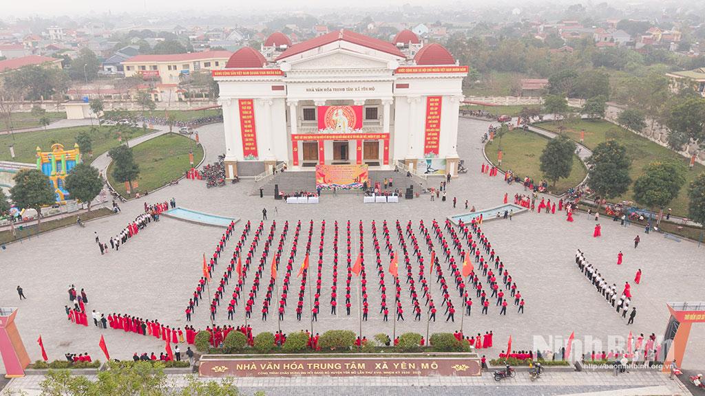 Quang cảnh Chương trình đồng diễn tại Nhà văn hóa xã Yên Mô.