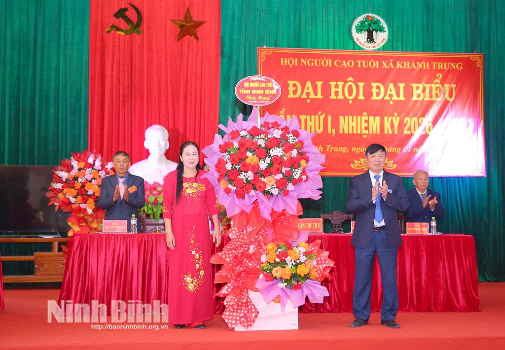 Lãnh đạo Hội Người cao tuổi tỉnh tặng hoa chúc mừng Đại hội.